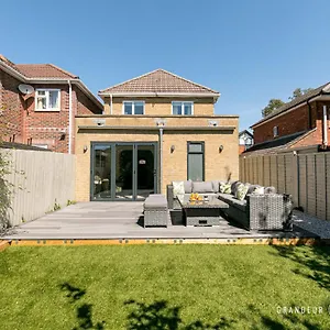 Stylish 4 Bed House In With Garden & Parking Poole
